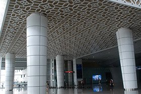 那(nà)種(zhǒng)鋁(lǚ)方通(tòng)吊頂适合安(ān)裝(zhuāng)在(zài)走(zǒu)廊上(shàng)? 那(nà)種(zhǒng)鋁(lǚ)方通(tòng)吊頂适合安(ān)裝(zhuāng)在(zài)走(zǒu)廊上(shàng)?