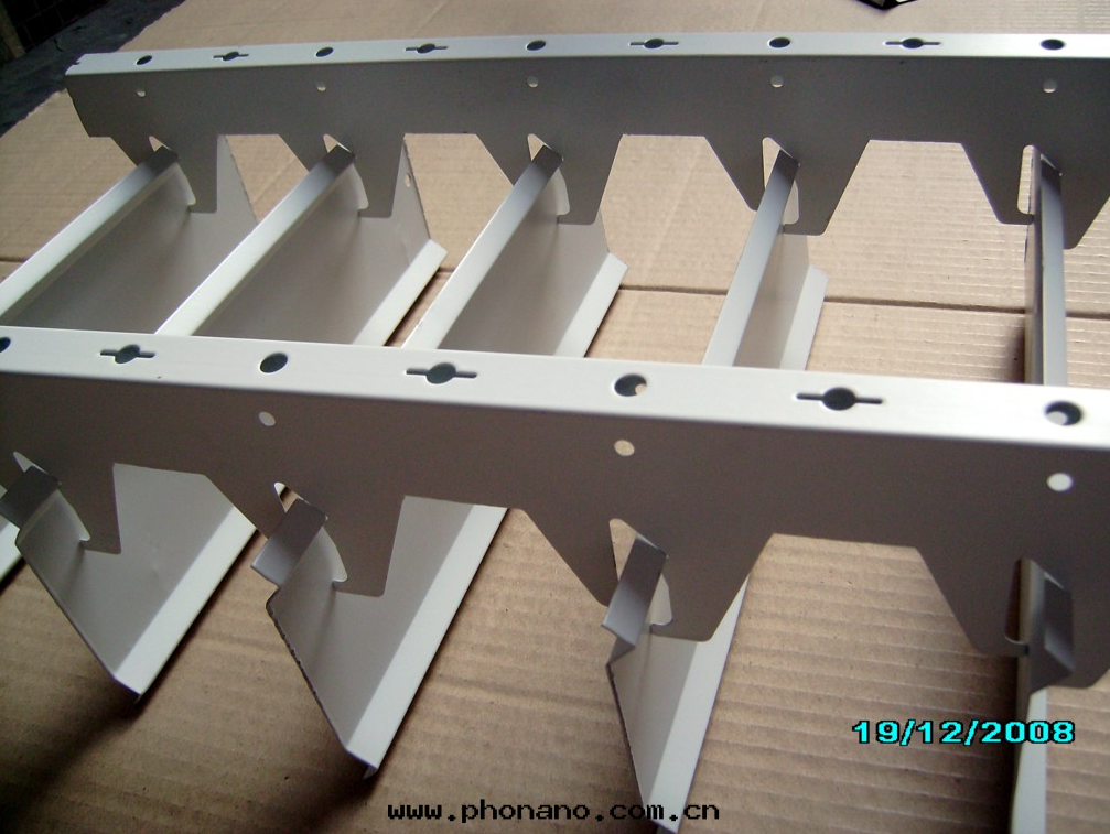 選擇鋁(lǚ)蜂窩闆的(de)原因(yīn)