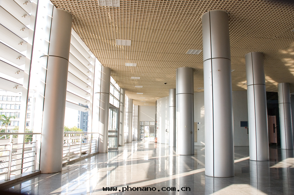 鋁(lǚ)蜂窩闆做隔斷優勢