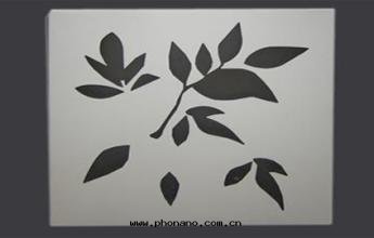 雕花(huā)鋁(lǚ)單闆在(zài)鋁(lǚ)闆的(de)平面(miàn)上(shàng)