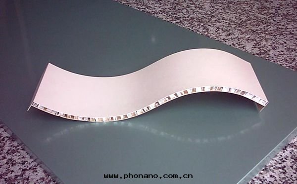 鋁(lǚ)蜂窩闆更(gèng)好(hǎo)的(de)發(fà)展