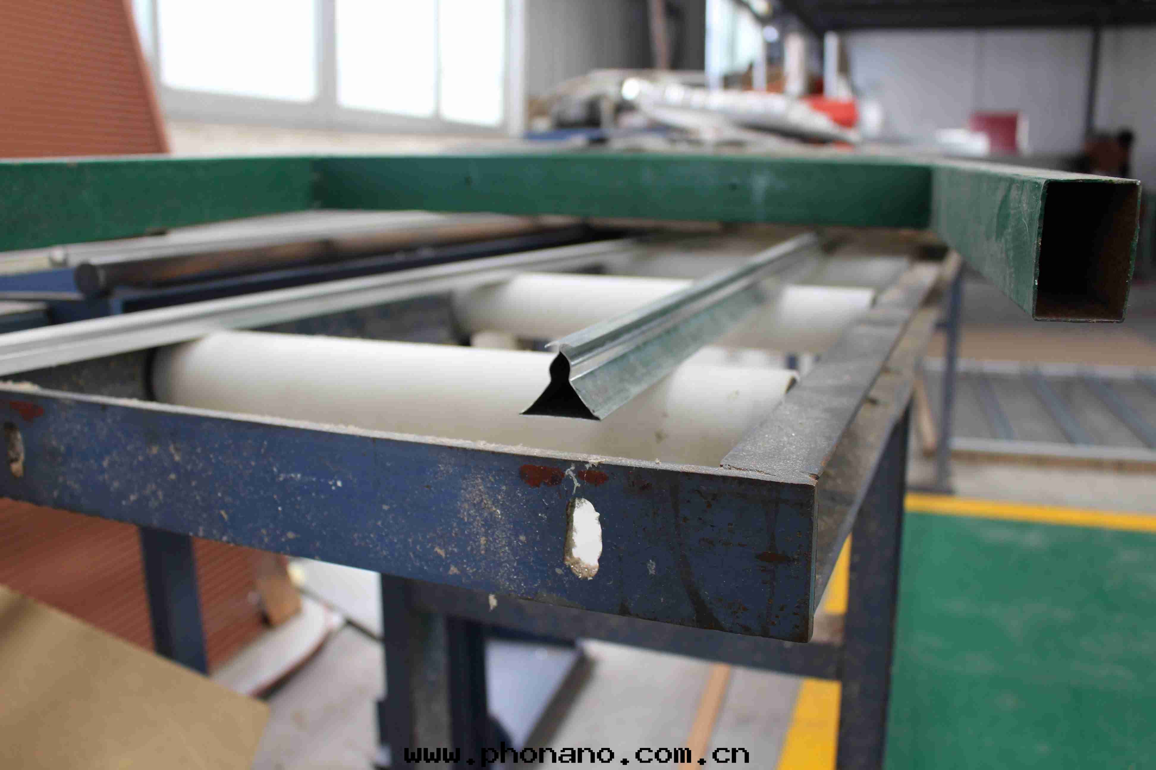 鋁(lǚ)蜂窩闆是(shì)采用(yòng)高(gāo)韌性(xìng)粘接劑研制而(ér)成(chéng)的(de)一(yī)種(zhǒng)複合材料