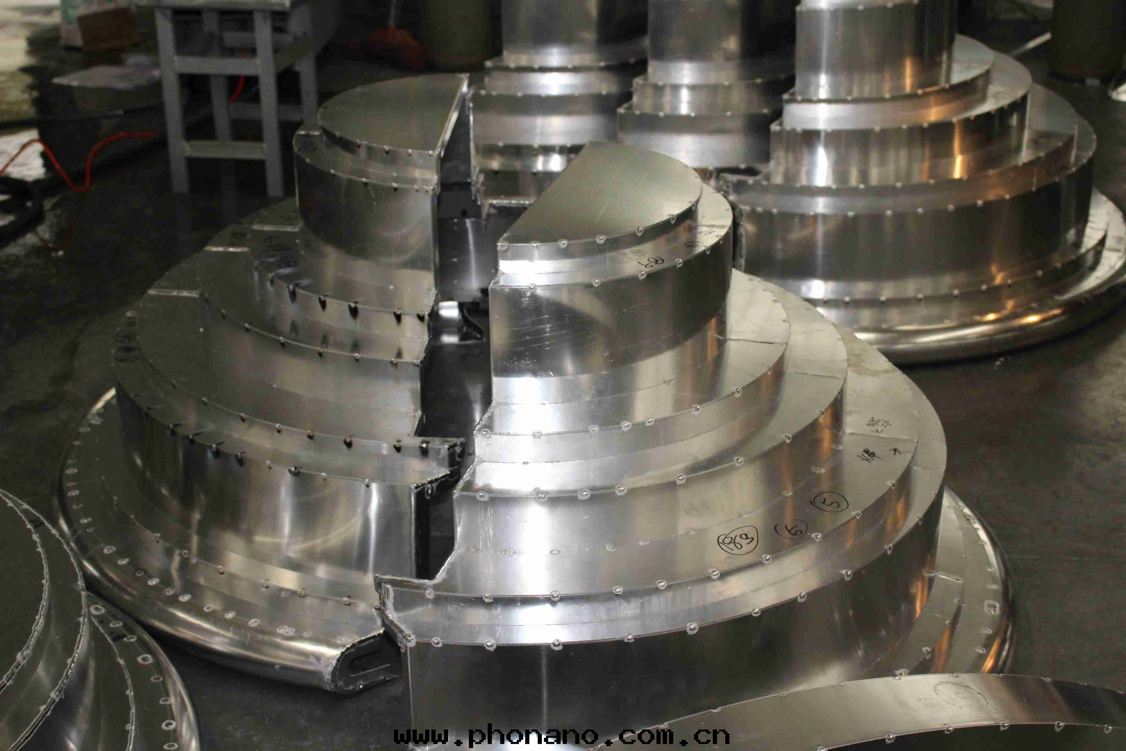 弧形鋁(lǚ)蜂窩闆規格種(zhǒng)类應(yìng)用(yòng)