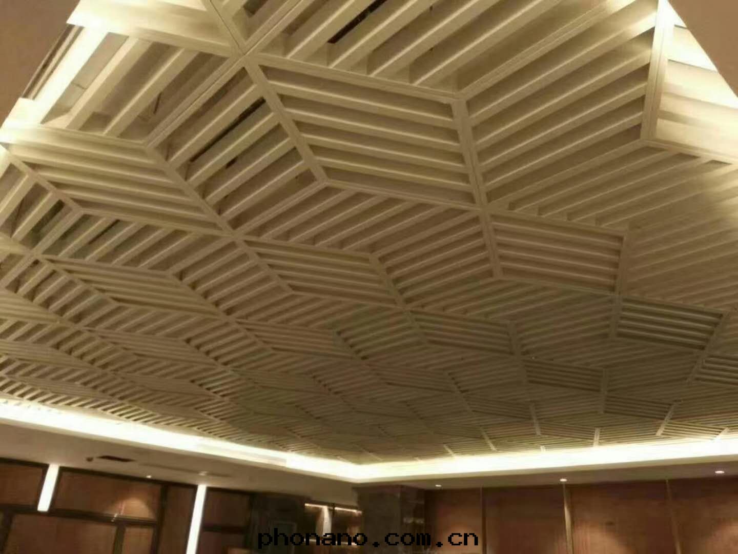 氟碳鋁(lǚ)單板用(yòng)于(yú)室(shì)內(nèi)浪費嗎?