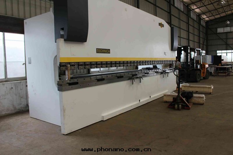 鋁(lǚ)型材組裝(zhuāng)車間(jiān) 鋁(lǚ)型材組裝(zhuāng)車間(jiān)